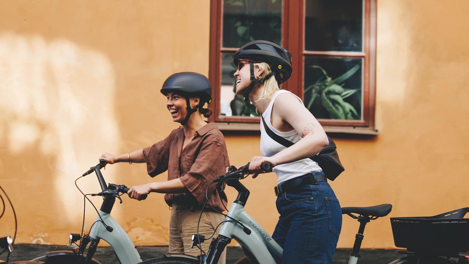 Zwei Fahrerinnen mit City e-Bikes