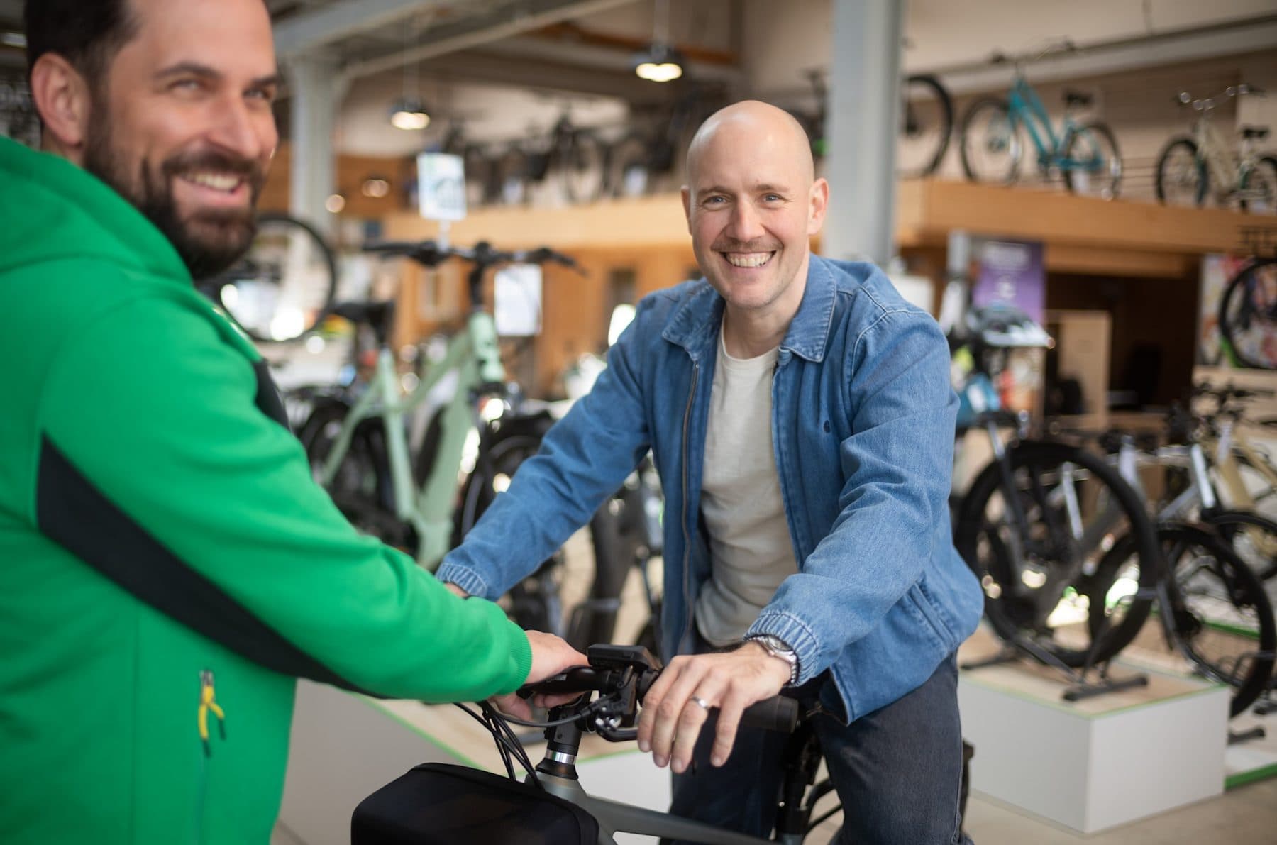 Kunde bei der Probefahrt im e-motion Shop