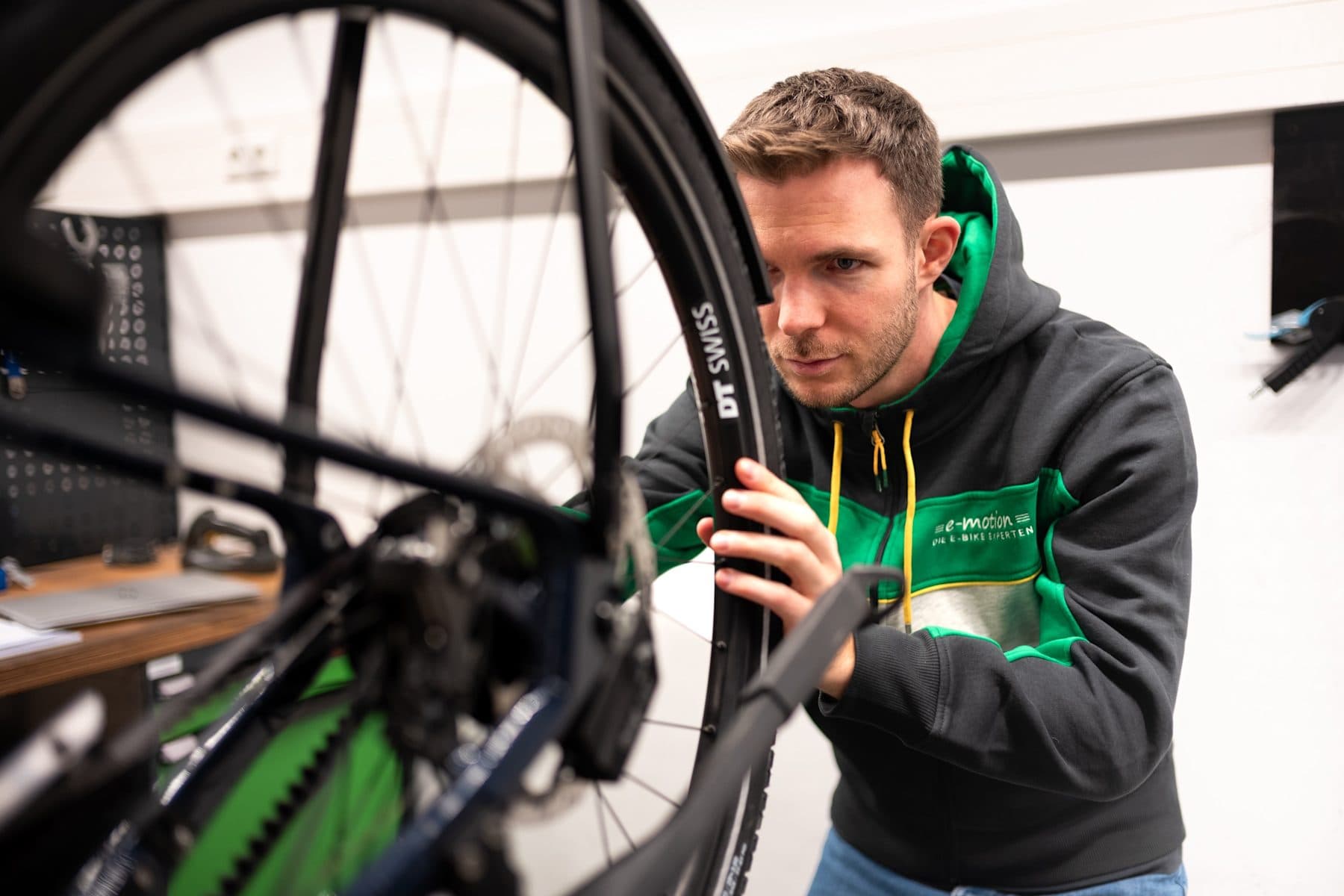 e-motion Mechaniker in der Werkstatt