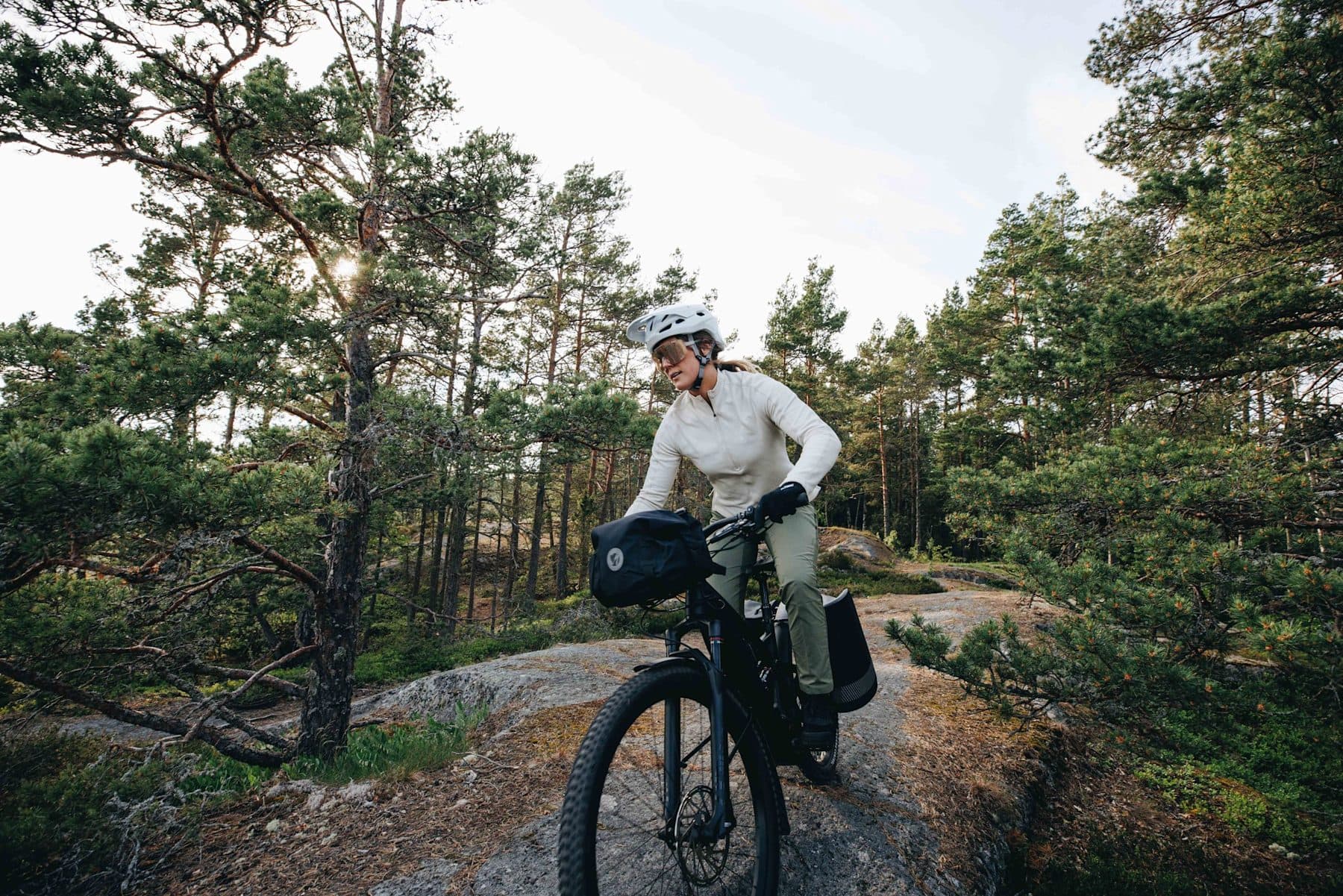 e-Mountainbikerin auf einem Waldtrail